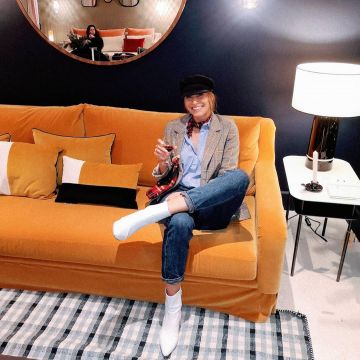 The lamp Sarah Lavoine to the side of Laury Thilleman on a post Instagram account @laurythilleman