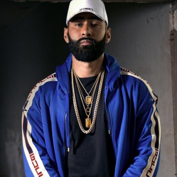 The jacket, Jersey Gucci to The Weasel on his account Instagram @lafouine78
