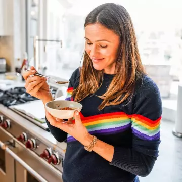 Le pull à bandes arc-en-ciel de Jennifer Garner sur le compte instagram de @jennifer.garner