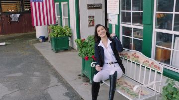 Belt Gucci worn by Bella Hadid in the Youtube video 73 Questions With Bella Hadid for Vogue