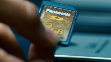 Panasonic SD Card 2 GB used by Maggie Madsen (Rachael Taylor) in Transformers