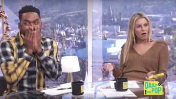 La théorie de l'Arrière Col Manches Longues Itinérant Recadrée Chandail porté par Morgan Stewart dans E! News Quotidiennes, Des Pop