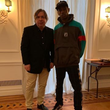 The sweatshirt Balenciaga worn by Travis Scott on his account Instagram @travisscott