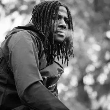 El bolso de plátano azul andrea de Cheu-B en una sesión de Instagram de Fifou