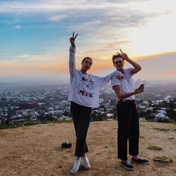 Las zapatillas Vans negras de Brooklyn Beckham en su cuenta de Instagram @brooklynbeckham