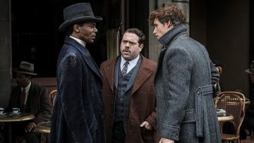 The coat-brown plaid of Jacob Kowalski (Dan Fogler) in fantastic Animals : The Crimes of Grindelwald