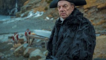 Abrigo de piel negro de Lord Benton (Alun Armstrong) en Frontier S03E02