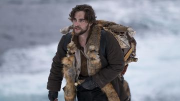 Michael Smyth (Landon Liboiron) manteau comme on le voit dans Frontier S03E01