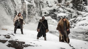 Declan Harpe (Jason Momoa) la guerre de club comme on le voit dans Frontier S03E01