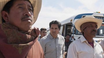 La camisa gris de Enrique 'Kiki' Camarena (Michael Peña) como se ve en Narcos: México S01E03