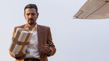 Miguel Ángel Félix Gallardo's (Diego Luna) white textured shirt as seen in Narcos: Mexico S01E07