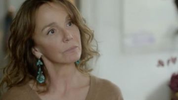Catherine Barneville's (Philippine Leroy-Beaulieu) drop earrings as seen in Call My Agent! S03E05