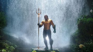 Aquaman (Jason Momoa) or costume comme on le voit dans Aquaman