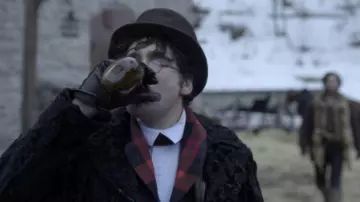 Douglas Brown's (Allan Hawco) round glasses as seen in Frontier S03E02