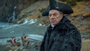 Sombrero de tricornio negro de Lord Benton (Alun Armstrong) como se ve en Frontier S03E02