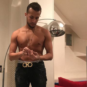 The wireless headphones Apple Hayce Lemsi on his account Instagram @hayclemsi75