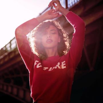 Le pull rouge Future de Flora Coquerel sur son compte Instagram @floracoquerel