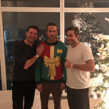 El papel de regalo del suéter navideño usado por Ryan Reynolds en la cuenta de Instagram @vancityreynolds
