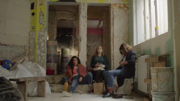 Charlotte 's (Sabrina Ouazani) rosa Par de zapatillas Adidas Gazelle en Plan Cœur S01E02