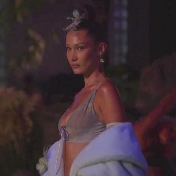 The bra Savage x Fenty worn by Bella Hadid at the fashion show Savage X Fenty on the account Instagram @SavageXFenty