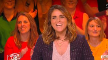 The striped jacket of Valerie Bénaïm in It is that of the tv ! the 11/12/2018