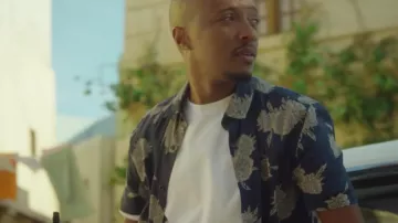 La camisa estampada de Asos de Soprano en el clip de zoum feat. Niska