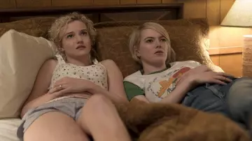 Brandy Melville Camiseta sin mangas usada por Ellie Landsberg (Julia Garner) en Maniac S01E02