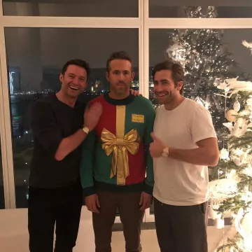 Suéter de regalo de Navidad de Ryan Reynolds en la cuenta de Instagram de @vancityreynolds