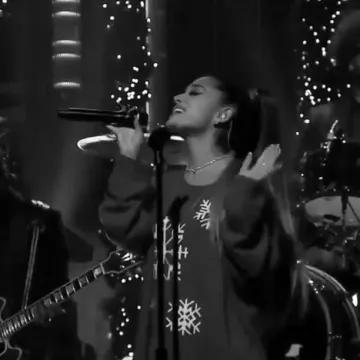 El suéter de copo de nieve de Ariana Grande en la cuenta de instagram de @arianagrande