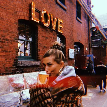 Les créoles plaquées or Jennifer Fisher de Hailey Baldwin sur son compte Instagram @haileybieber