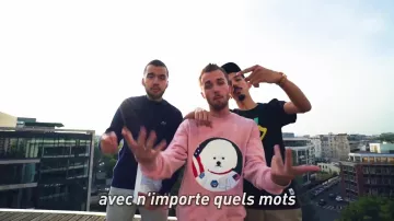 Le pull rose BC by Beyond Closet de Squeezie dans sa vidéo YouTube FREE­STYLE DU DICO feat. Big­flo & Oli