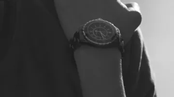 La montre J12 Chanel de Camille Cottin dans le spot CHANEL - SUIS MOI J12 #2