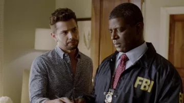 La chemise imprimé léopard Kenzo portée par Sam Jones (Rafael de la Fuente) dans Dynastie S02E09