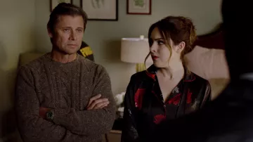 La robe de chambre en soie noire Meng portée par Fallon Carrington (Elizabeth Gillies) dans Dynastie S02E09