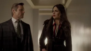 Le manteau de fourrure A.W.A.K.E. porté par Fallon Carrington (Elizabeth Gillies) dans Dynastie S02E09