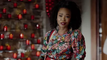 Les boucles d'oreilles spirales Jacquemus portées par Monica Colby (Wakeema Hollis) dans Dynastie S02E09