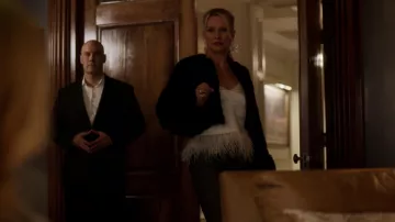 Le top blanc en soie Cinq a Sept porté par Alexis Carrington (Nicollette Sheridan) dans Dynastie S02E09