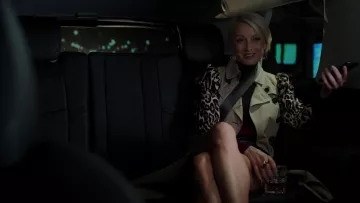 Le manteau Burberry trench coat et léopard de Ada Stone (Katherine LaNasa) dans Dynastie S02E09