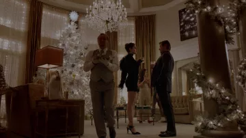 Les escarpins à fleurs Aquazzura portés par Fallon Carrington (Elizabeth Gillies) dans Dynastie S02E09