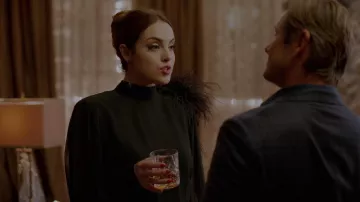 El vestido negro de Magda Butrym usado por Fallon Carrington (Elizabeth Gillies) en dinastía S02E09