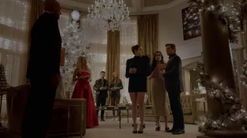 La robe rouge à nœud Alexis Mabille portée par Alexis Carrington (Nicollette Sheridan) dans Dynastie (S02E09)