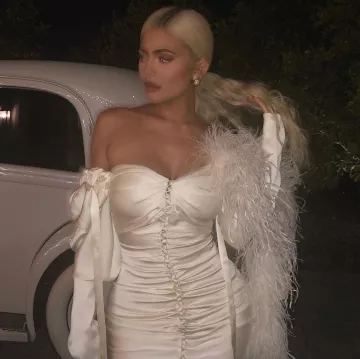 El vestido blanco y emplumado de Magda Butrym de Kylie Jenner en su cuenta de Instagram @kyliejenner