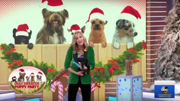 Alice + Olivia Macey One Button Fitted Velvet Tuxedo Green Blazer worn by Lara Spencer on Good Morning America Dec. 21, 2018