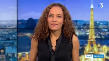 Le Débardeur col chemise lavallière à bijou de Sandrine Aramon dans Soir 3 du 15/12/2018