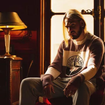 The knit sweater two-tone white and brown with logo Stone Island SCH on his account Instagram