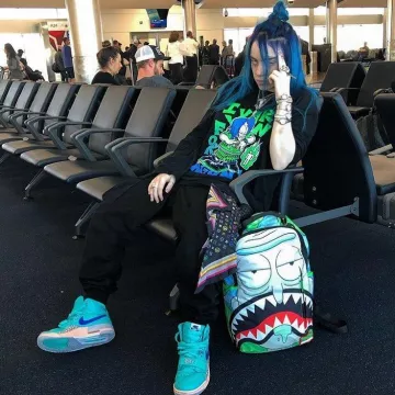 The backpack Rick Shark Billie Eilish on the account Instagram @billieeiilish