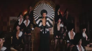 Gareth Pugh Opéra habit porté par le Cardi B comme on le voit dans l'Argent de la musique de la vidéo
