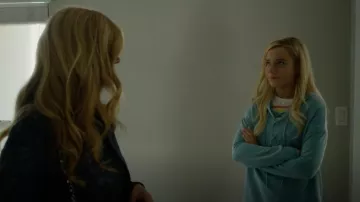 Peserico de la Dentelle-Up Hoodie, portés par Terra Newell (Julia Garner) dans de Sales Jean-S01E05