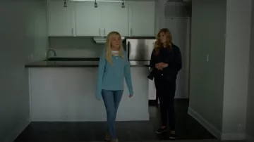 Elizabeth and James Lakota jersey de coton rayé t-shirt porté par Terra Newell (Julia Garner) dans de Sales Jean-S01E05