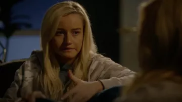 ATM Anthony Thomas Melillo Camo Zip Up Hoodie, portés par Terra Newell (Julia Garner) dans de Sales Jean-S01E05